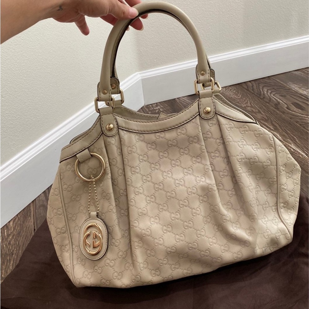 GUCCI
Medium Signature Sukey Leather bag! Great condition!